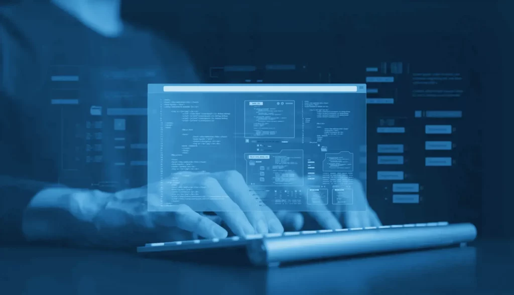 Hände tippen auf einer Tastatur vor einem transparenten Bildschirm mit Code und Seitenstruktur-Diagrammen in Blautönen